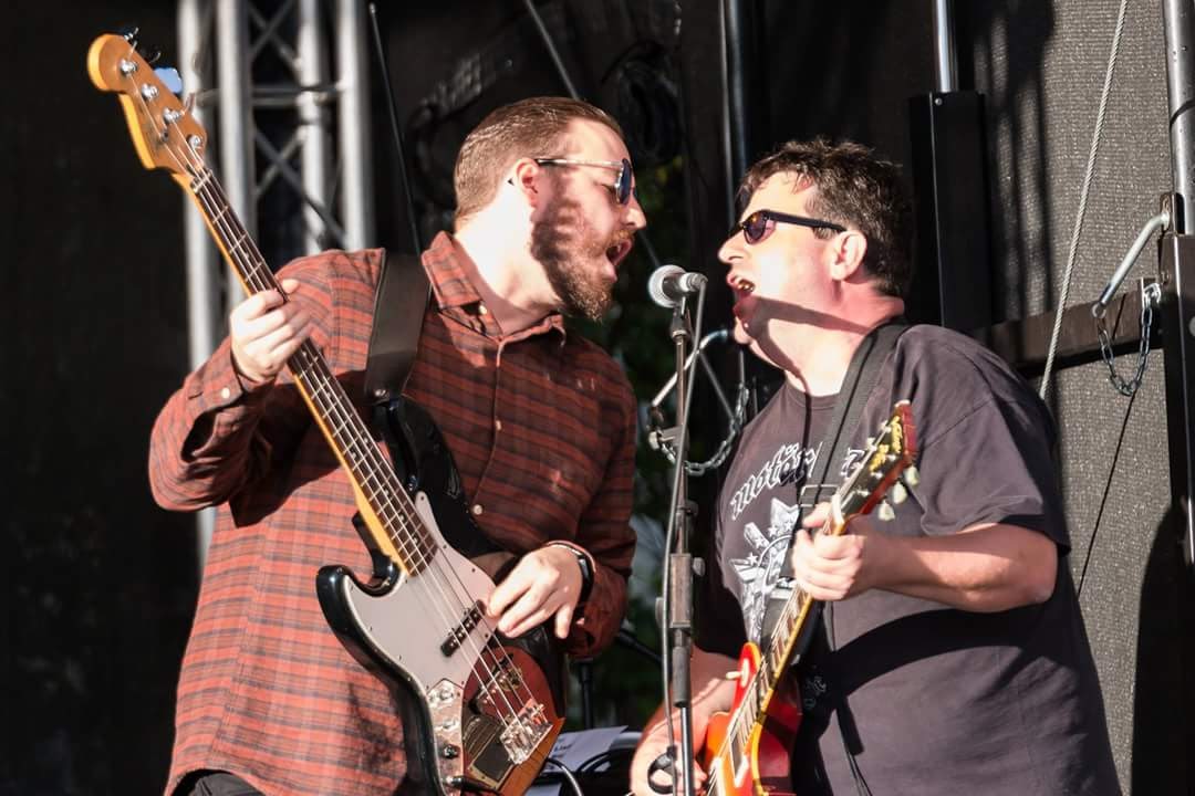 Guido Leidheuser an der Gitarre, gemeinsam mit einem Bassisten am Mikrofon